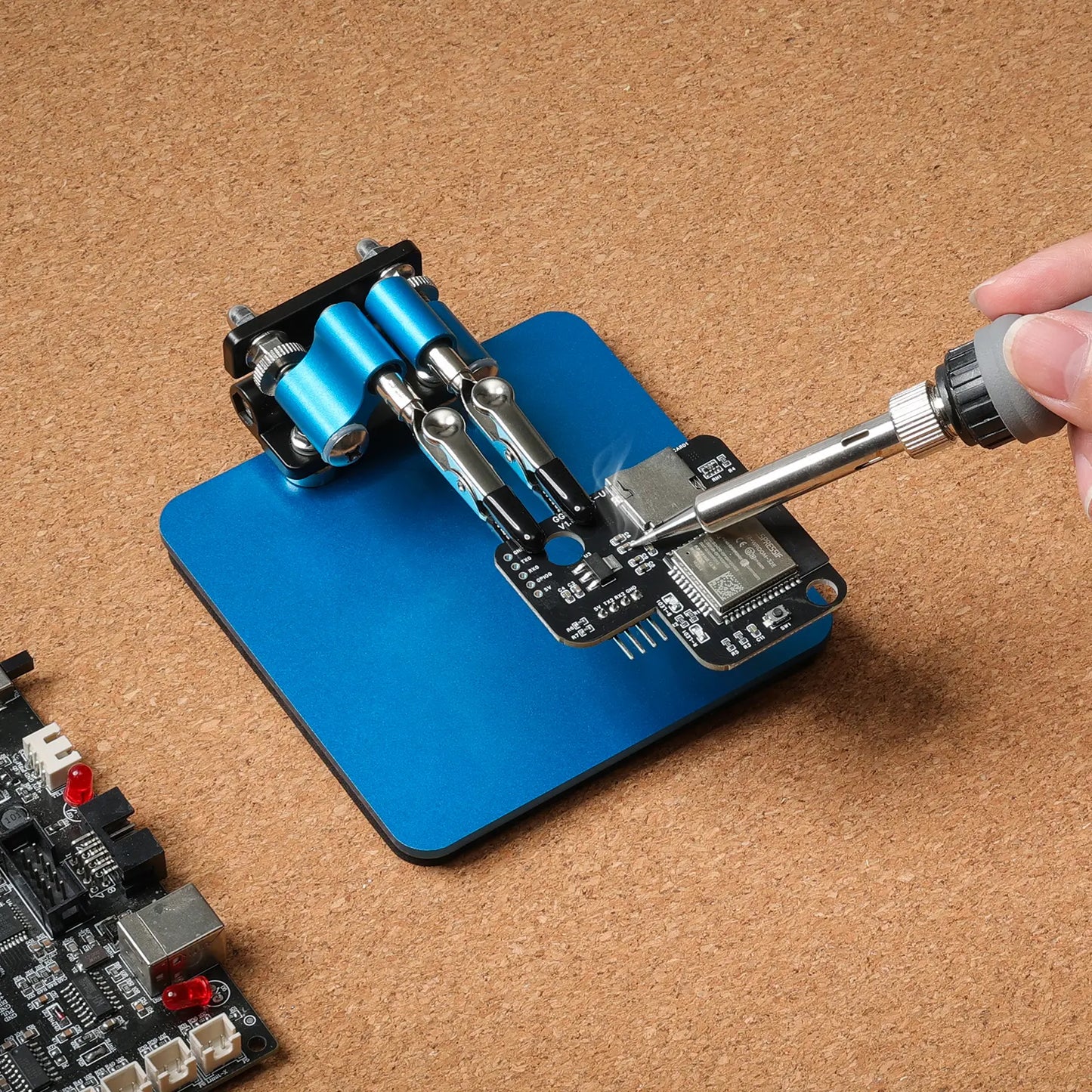 Dritte Hand zum Löten mit 360° verstellbaren Magnetarmen, kompakte 10x10 cm Stahlbasis, Mini-Lötstation mit Magnetarmen für sicheren Halt, 2 flexible Arme für DIY, Platinen und Reparaturen